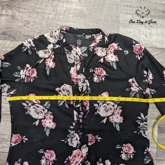 Rue 21 Sheer 3/4 Sleeve Top Size M - Picture 3 of 5